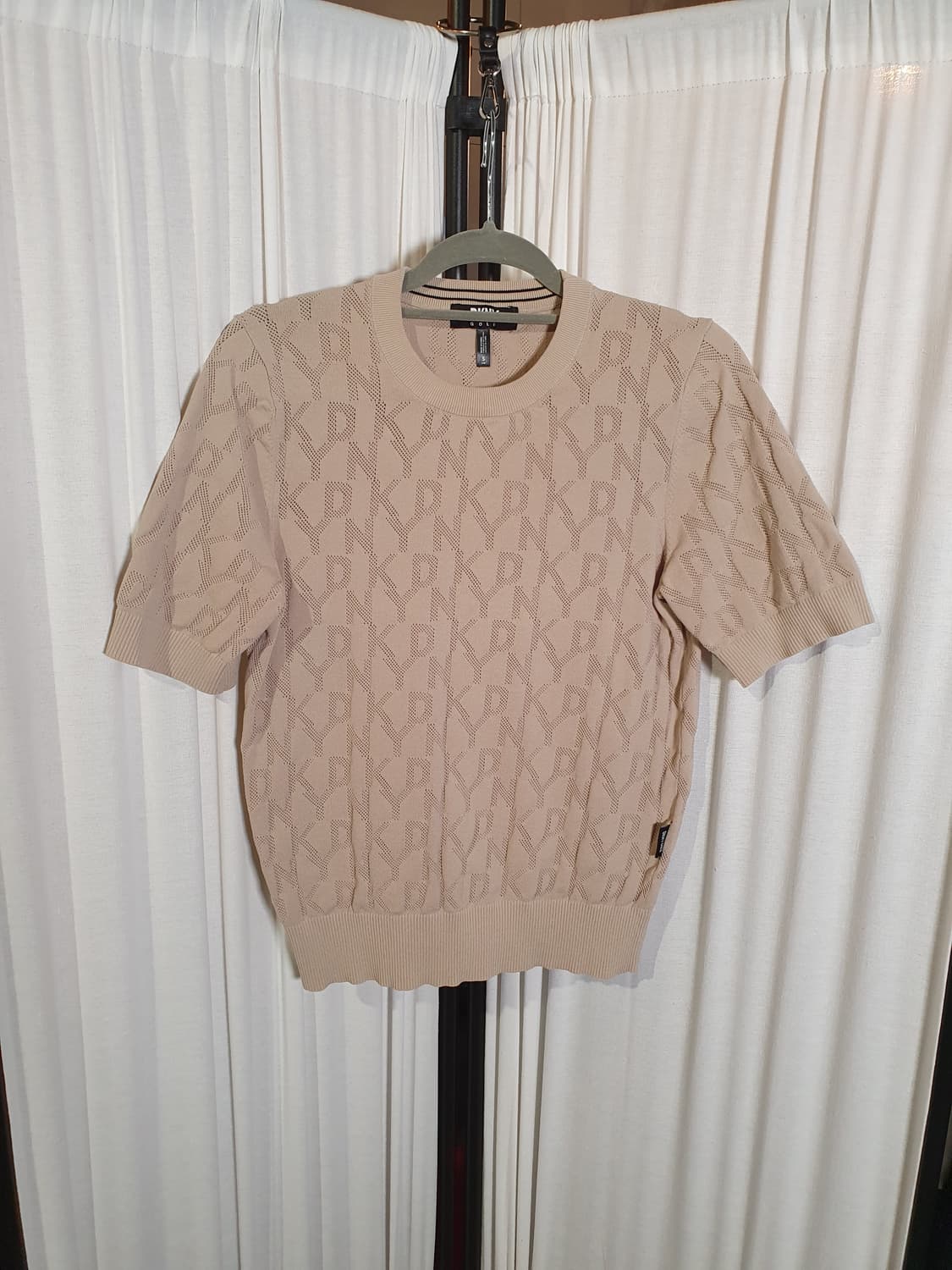 DKNY 로고 패턴 반팔 니트 Beige. 2508556 상품이미지1