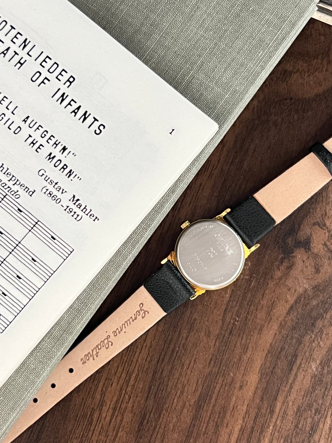 셀린느 스몰세컨드 골드 라운드 시계  / 정품감정.케어 상품이미지9