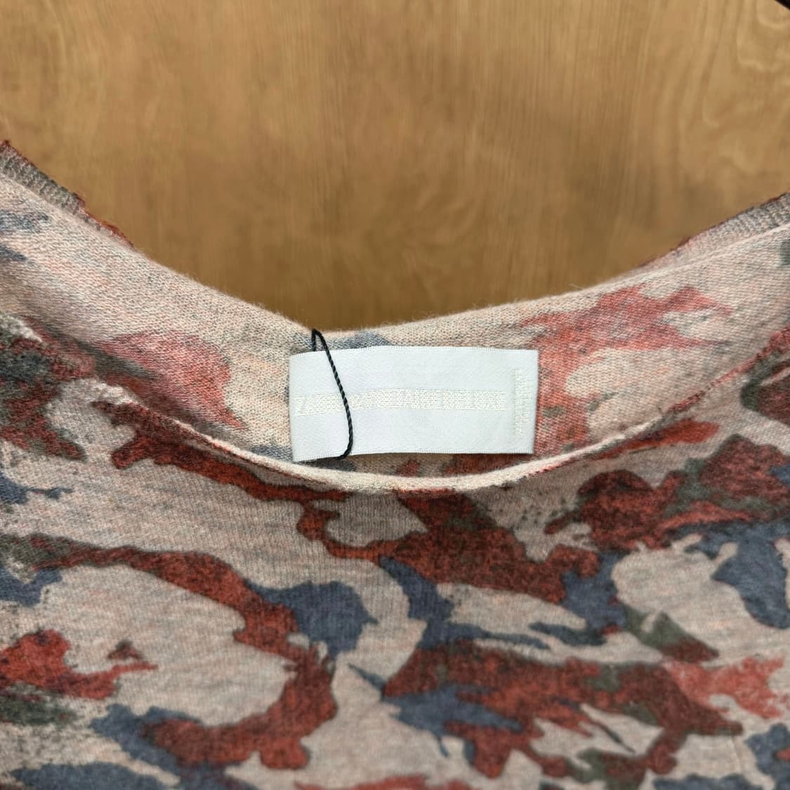 쟈딕 앤 볼테르 캐시미어 슬리브리스 니트 카모플라쥬 프린팅 디테일 베이지 상품이미지6