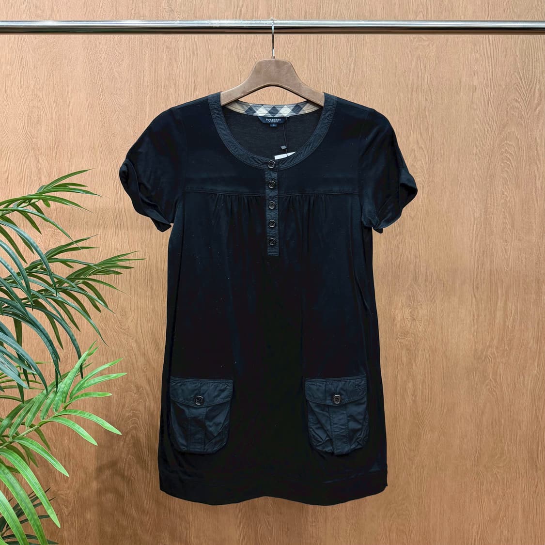 버버리 런던 미니 원피스 더블 포켓 넥라인 버튼 디테일 스트레이트핏 블랙 상품이미지1