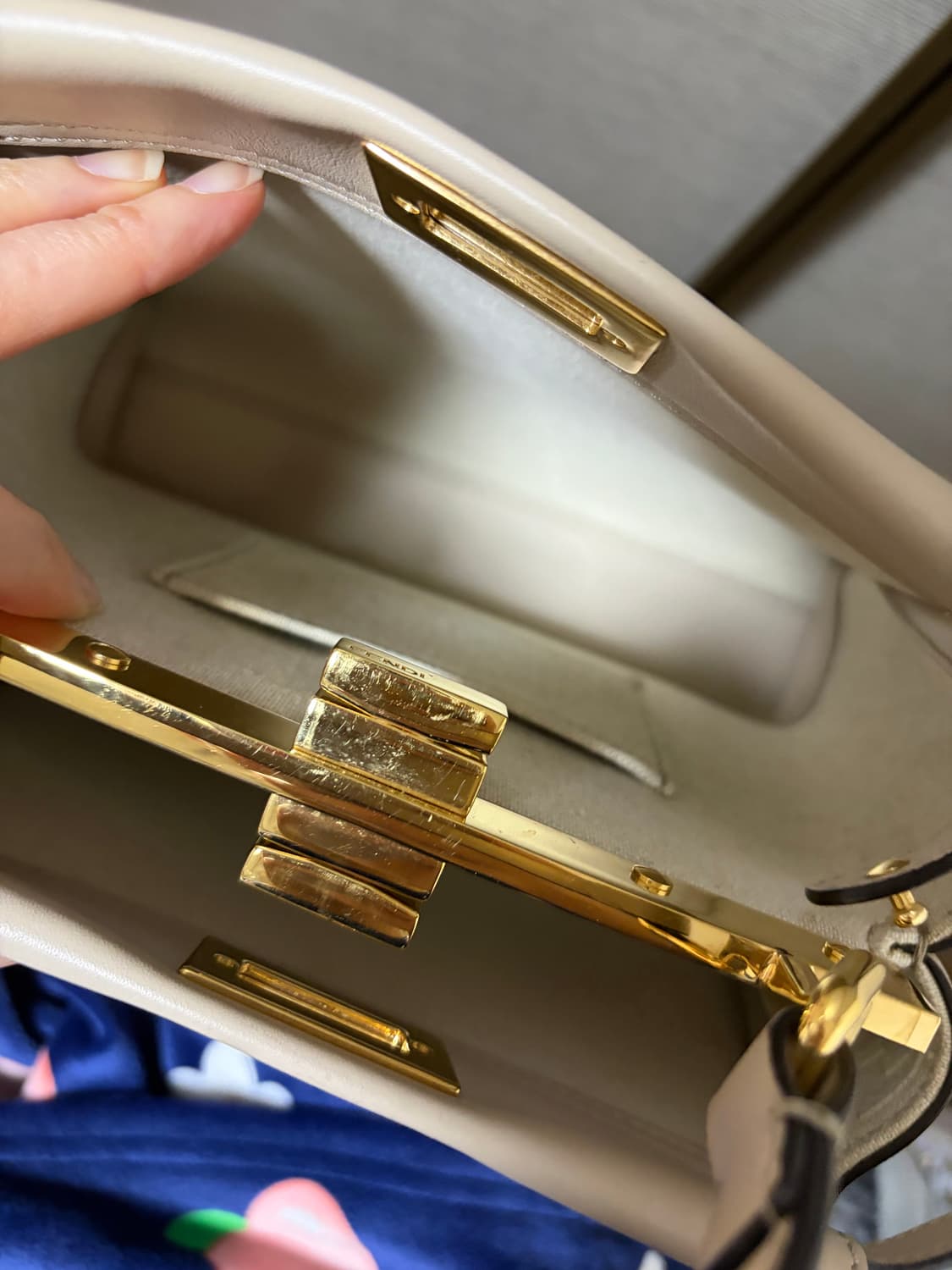 [백화점 구매] 펜디 피카부 미니 어포드 펜디 8BN244 상품이미지7