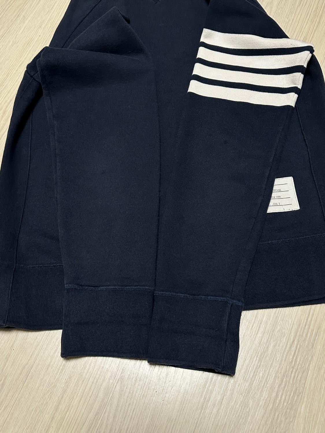 톰브라운 사선완장 클래식 맨투맨 네이비 상품이미지6