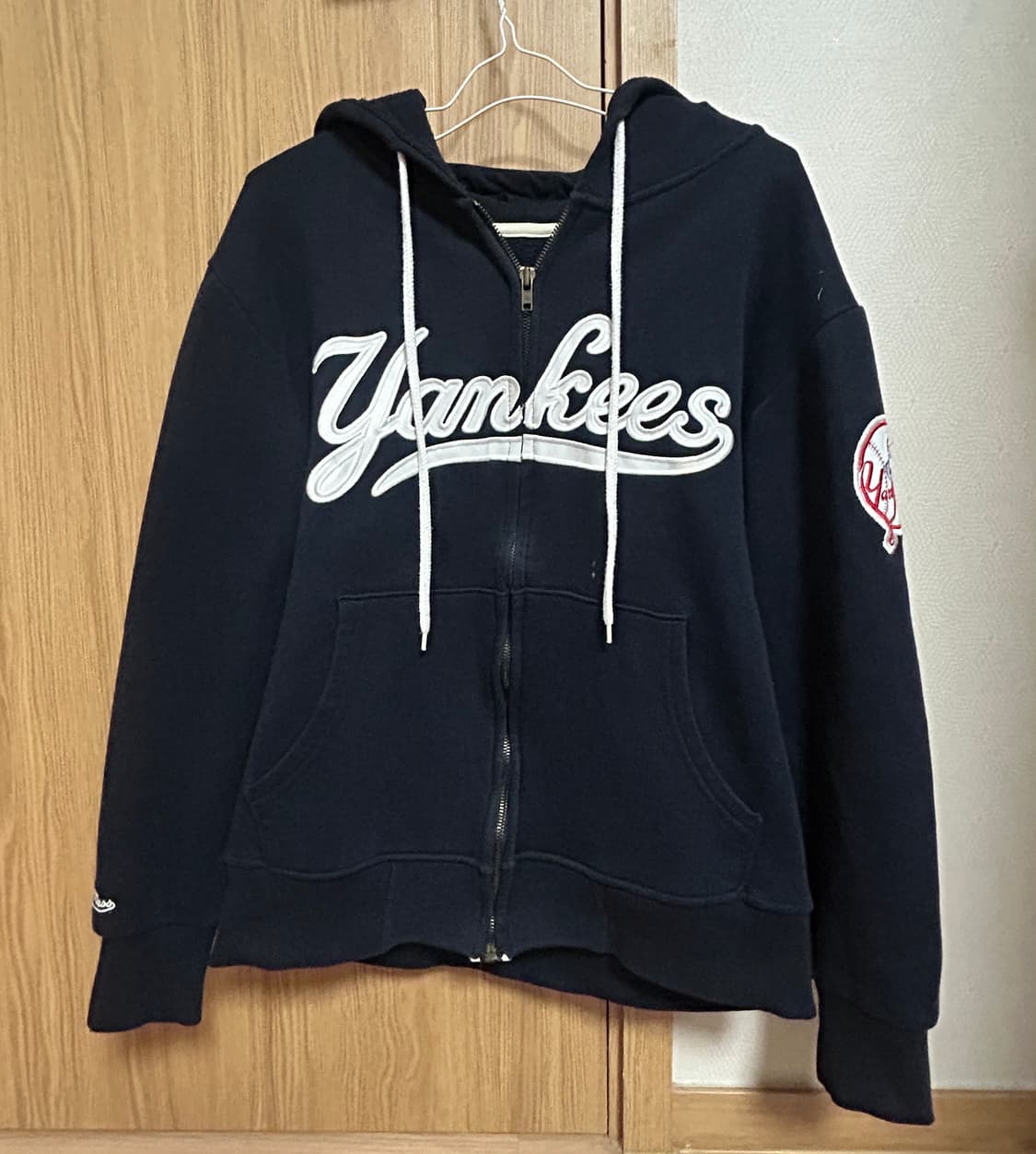 미첼엔네스 뉴욕양키스 로고 후드집업 상품이미지1