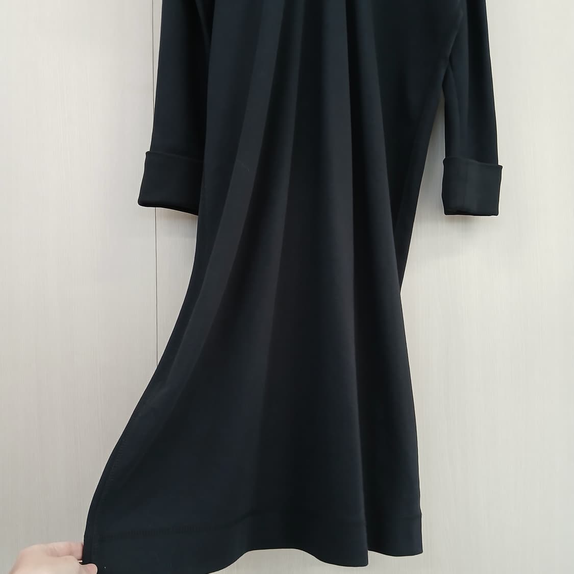 COS 블랙 브이넥 롱 원피스 단추 포인트 상품이미지6