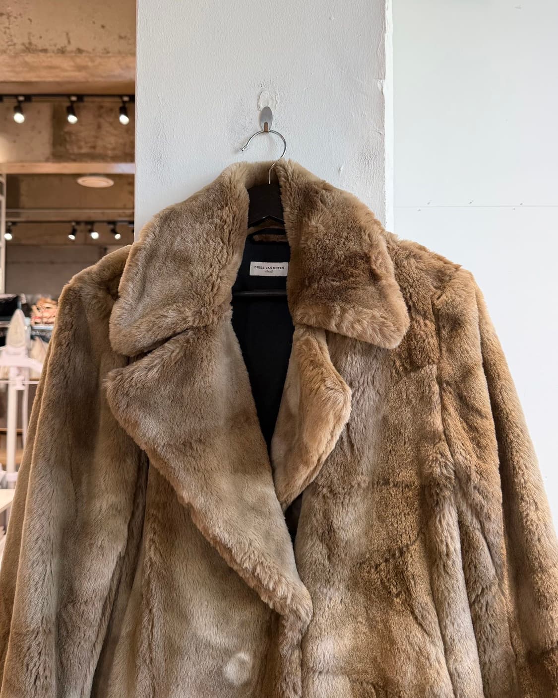 드리스 반 노튼 브라운 페이크 퍼 자켓  상품이미지3
