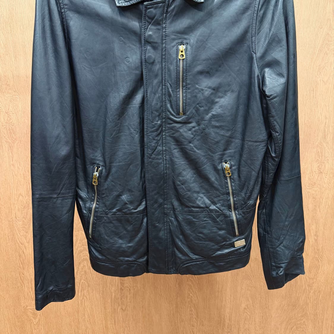 디젤 양가죽 레더 자켓 로고 금속 라벨 소매 지퍼 디테일 레귤러핏 블랙 상품이미지5