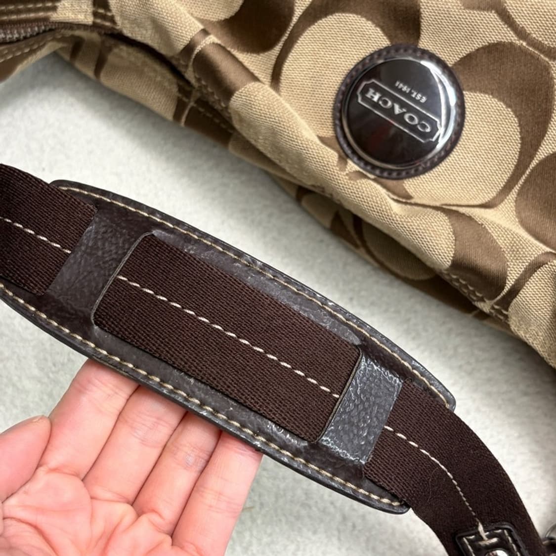 COACH 시그니처 캔버스 호보 숄더백 상품이미지3