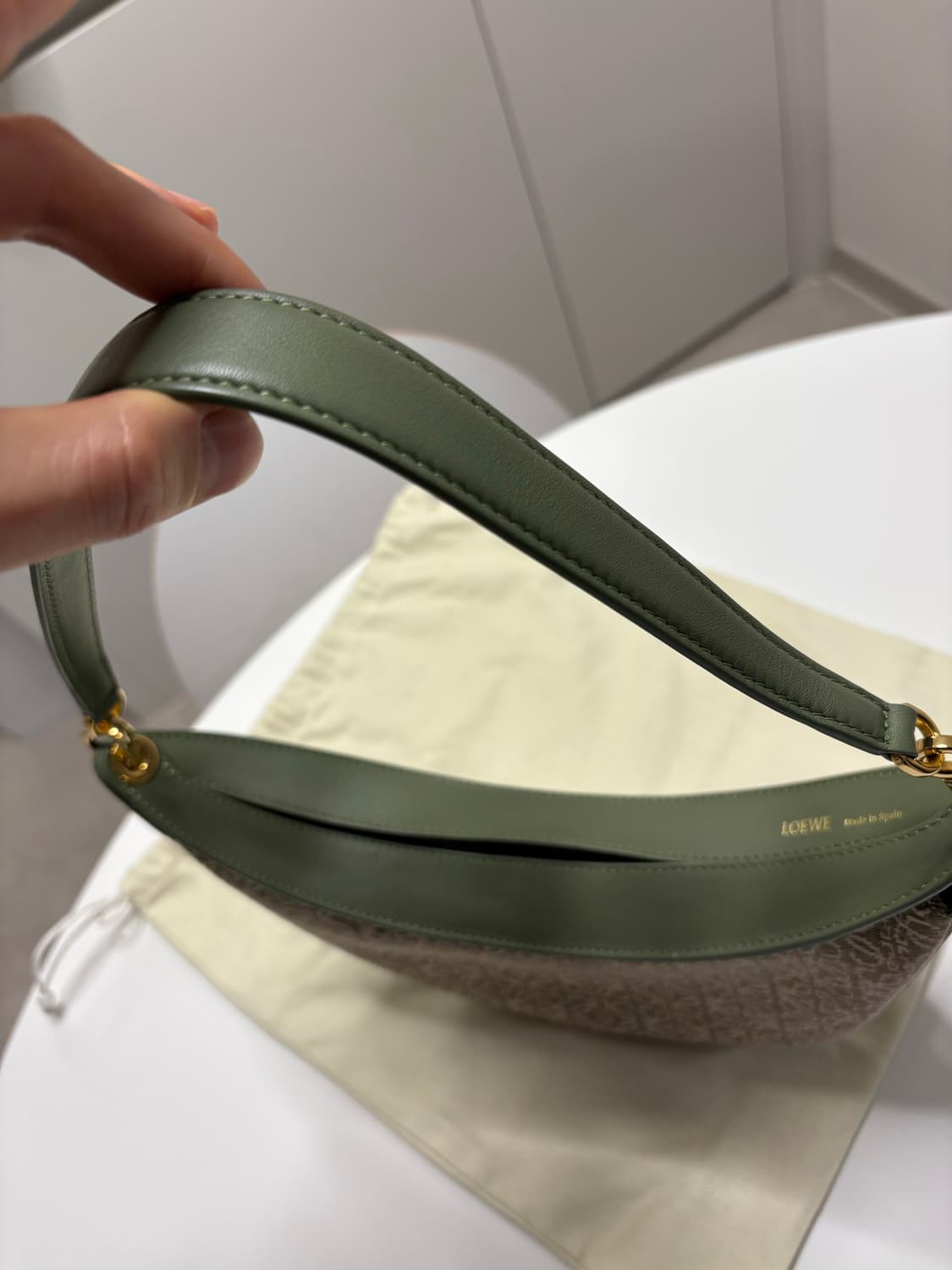 loewe 로에베 숄더백 호보백 카키 색상 상품이미지5