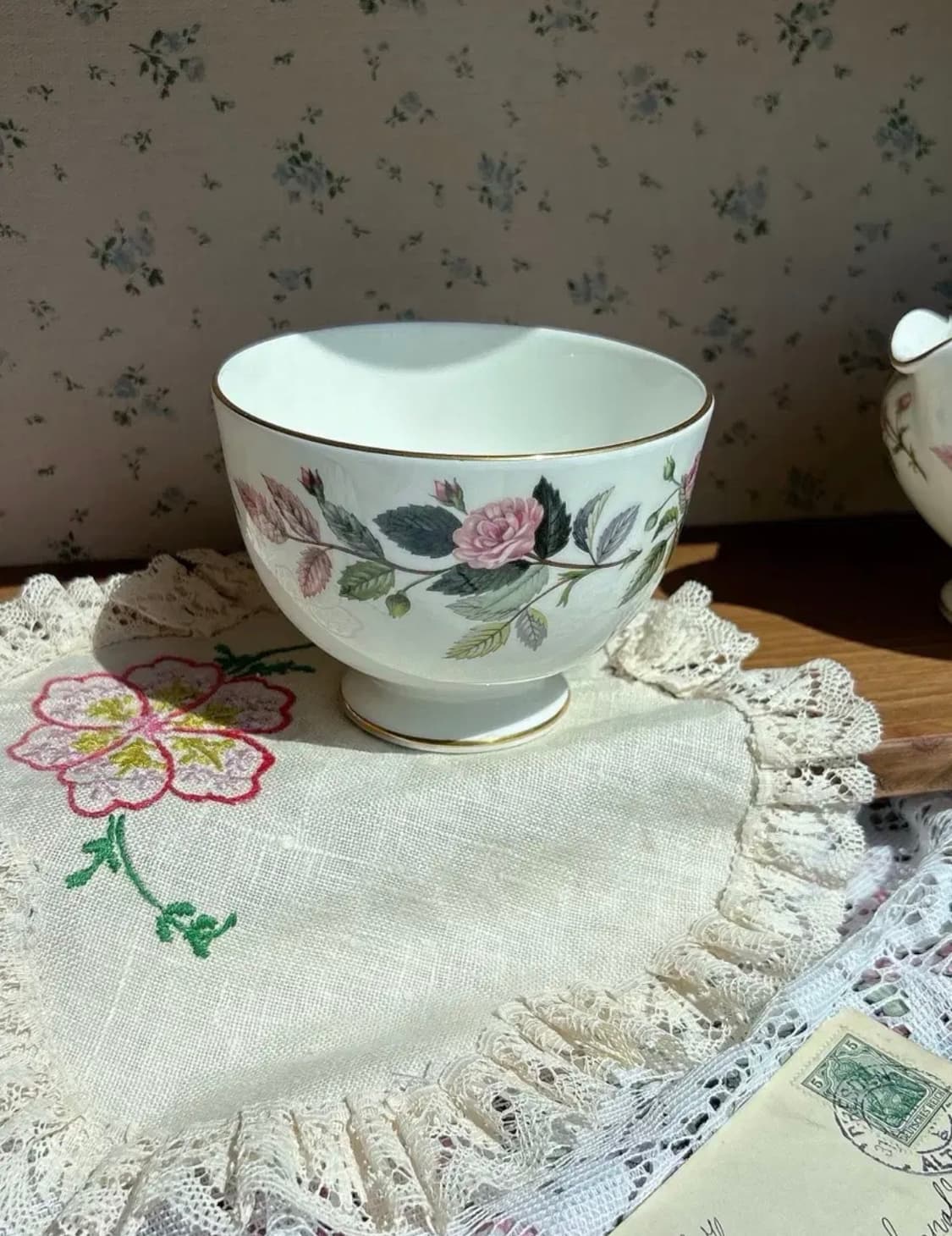 웨지우드 해써웨이로즈 라지 슈가볼(검정항아리) 상품이미지2