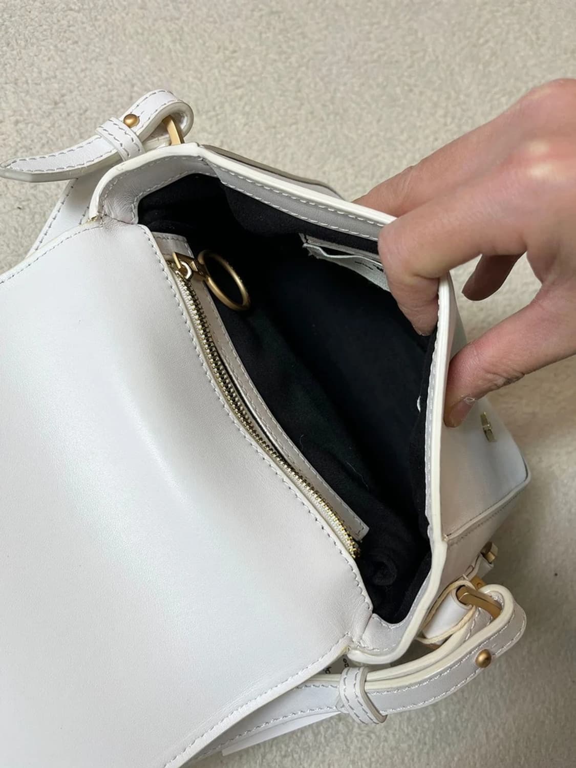 오프화이트 바인더 클립 화이트 가죽 숄더백 A1870 상품이미지5