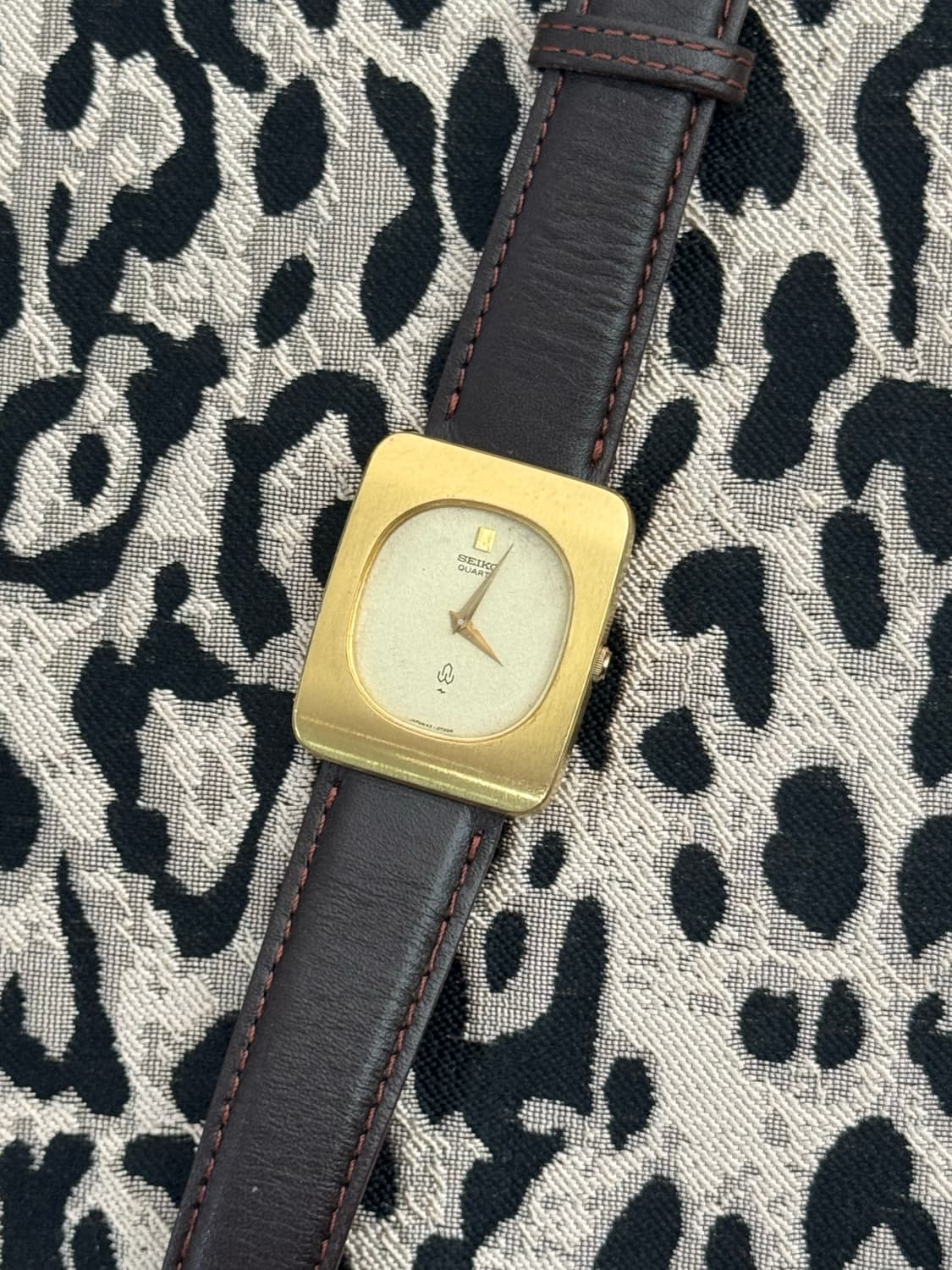 70s 빈티지 세이코 샤리오 골드 쿼츠 희귀 상품이미지1