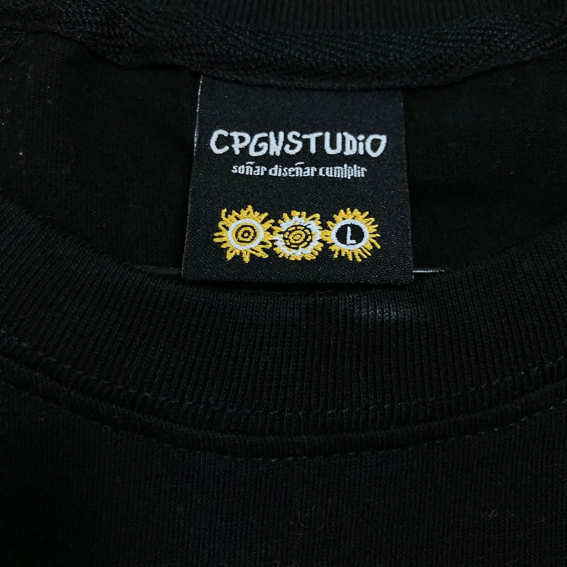 꼼파뇨 스튜디오 Cracking 블랙 레글런 반팔티 상품이미지3