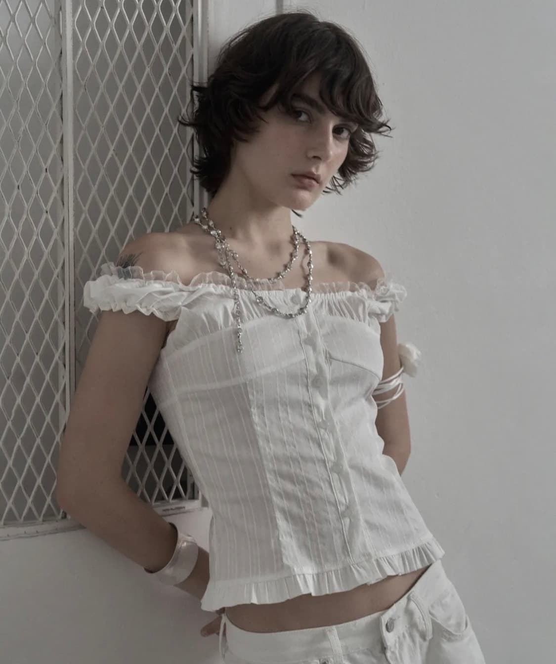 어니브 ANIV FRILL SHORT RUFFLE BLOUSE WHITE 상품이미지1