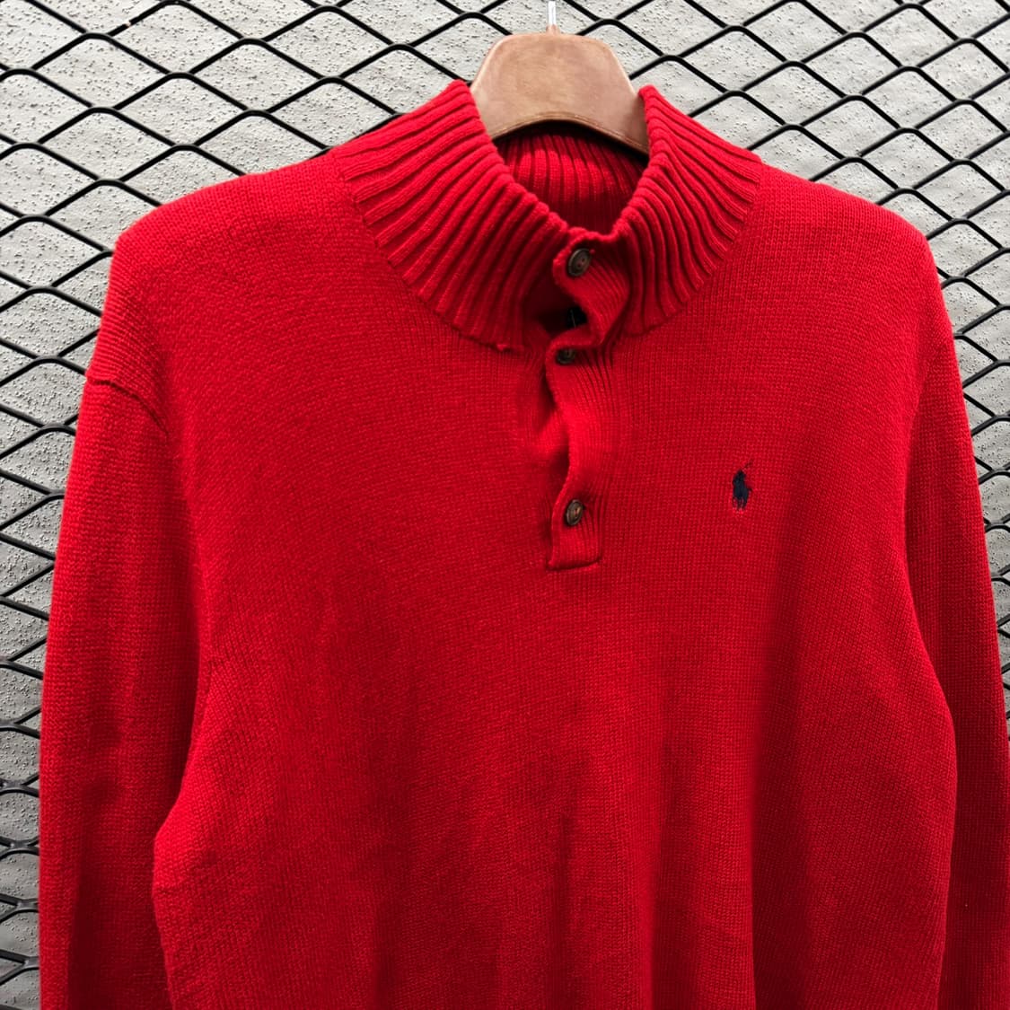 폴로 랄프로렌 하프 버튼넥 니트 우드톤 버튼 포니자수 디테일 솔리드레드 상품이미지4