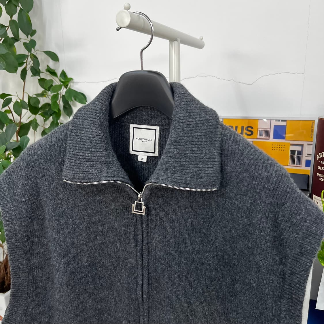 우영미 스퀘어로고 하이넥 베스트 집업 50 상품이미지2