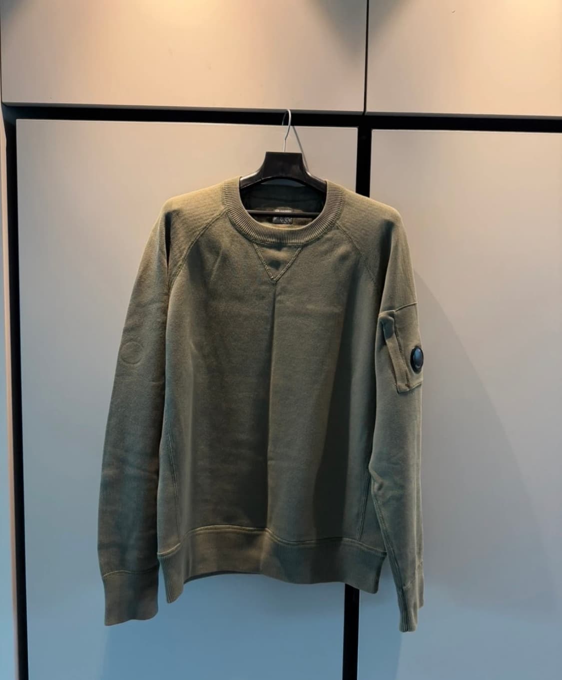 cp컴퍼니 렌즈 맨투맨 카키 상품이미지1