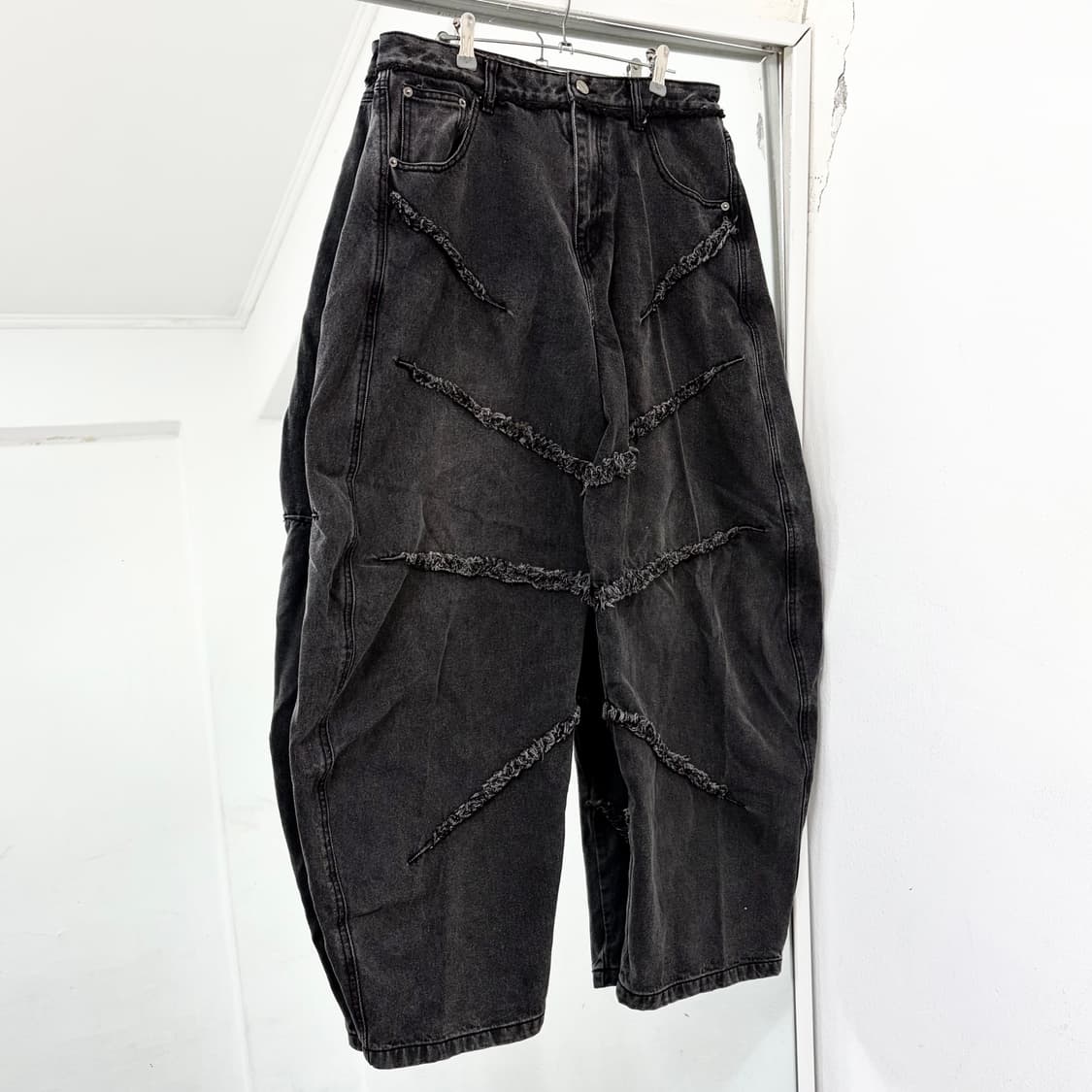 낫포너드 컷아웃 커브드 데님 팬츠 상품이미지4