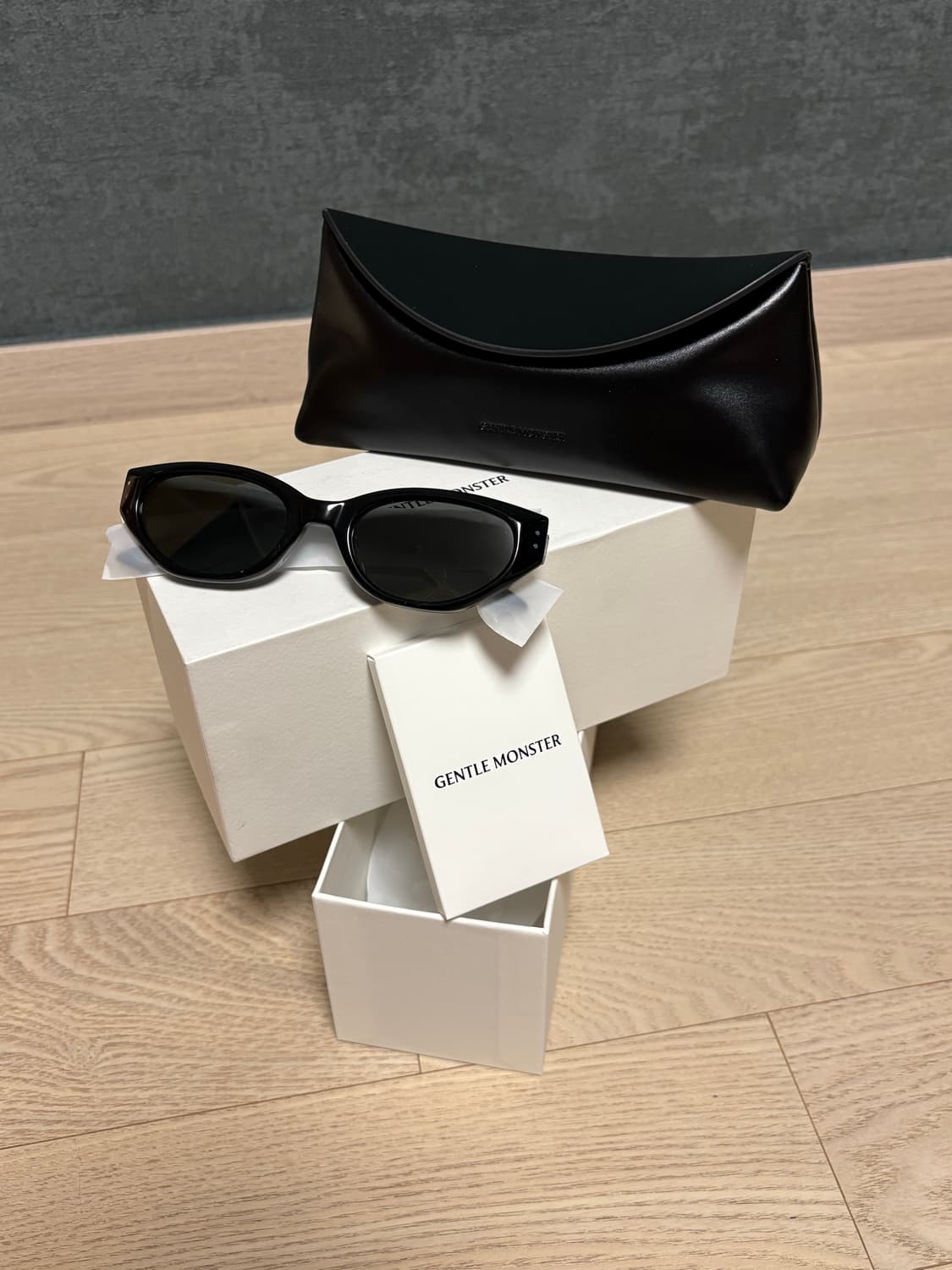 젠틀몬스터 로코코 블랙컬러 상품이미지1