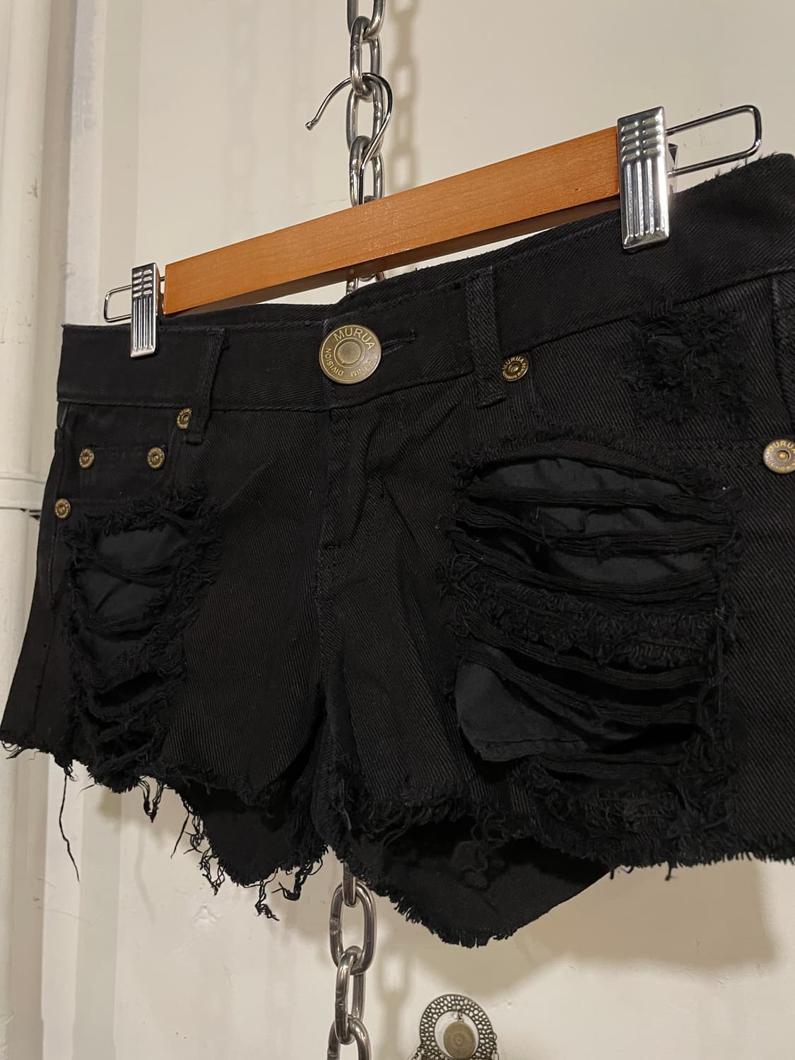 murua 그런지 디스트로이드 자수 디테일 블랙 숏팬츠 상품이미지2