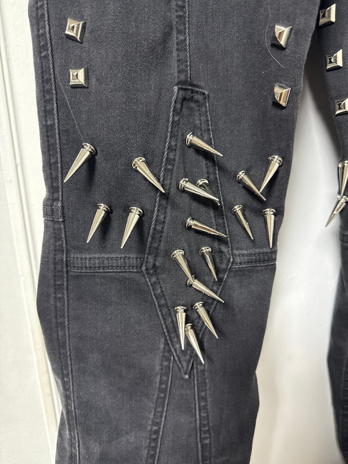 COZY WORLDWIDE 메탈 스파이크 스키니 플레어진 상품이미지4