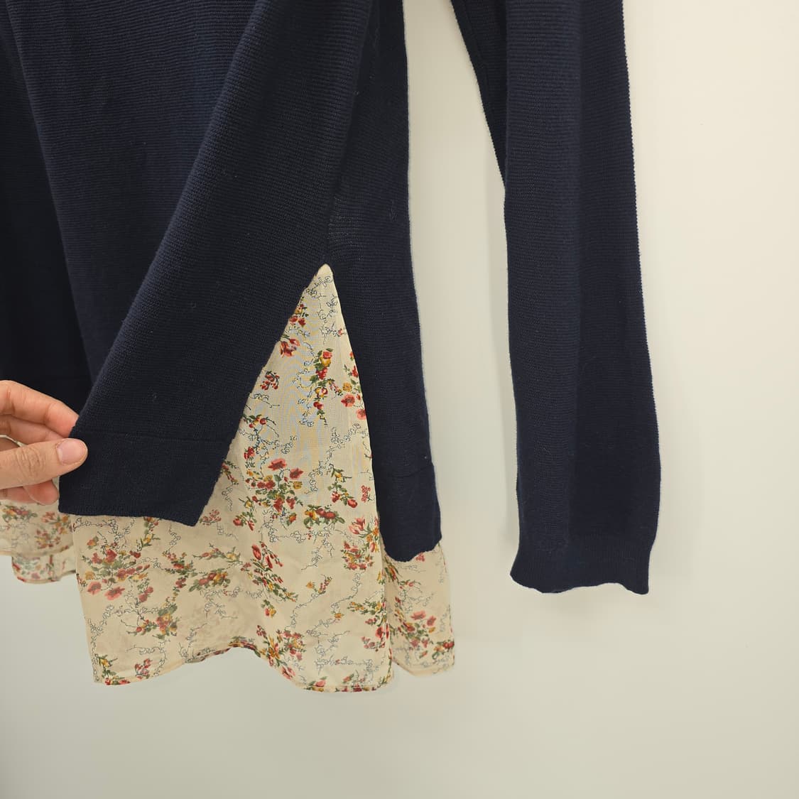 써스데이아일랜드 네이비 꽃무늬 레이어드 니트 상품이미지4