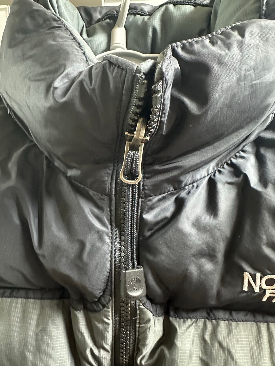 NORTHFACE 노스페이스 차콜 중앙 로고 조끼 패딩 상품이미지3