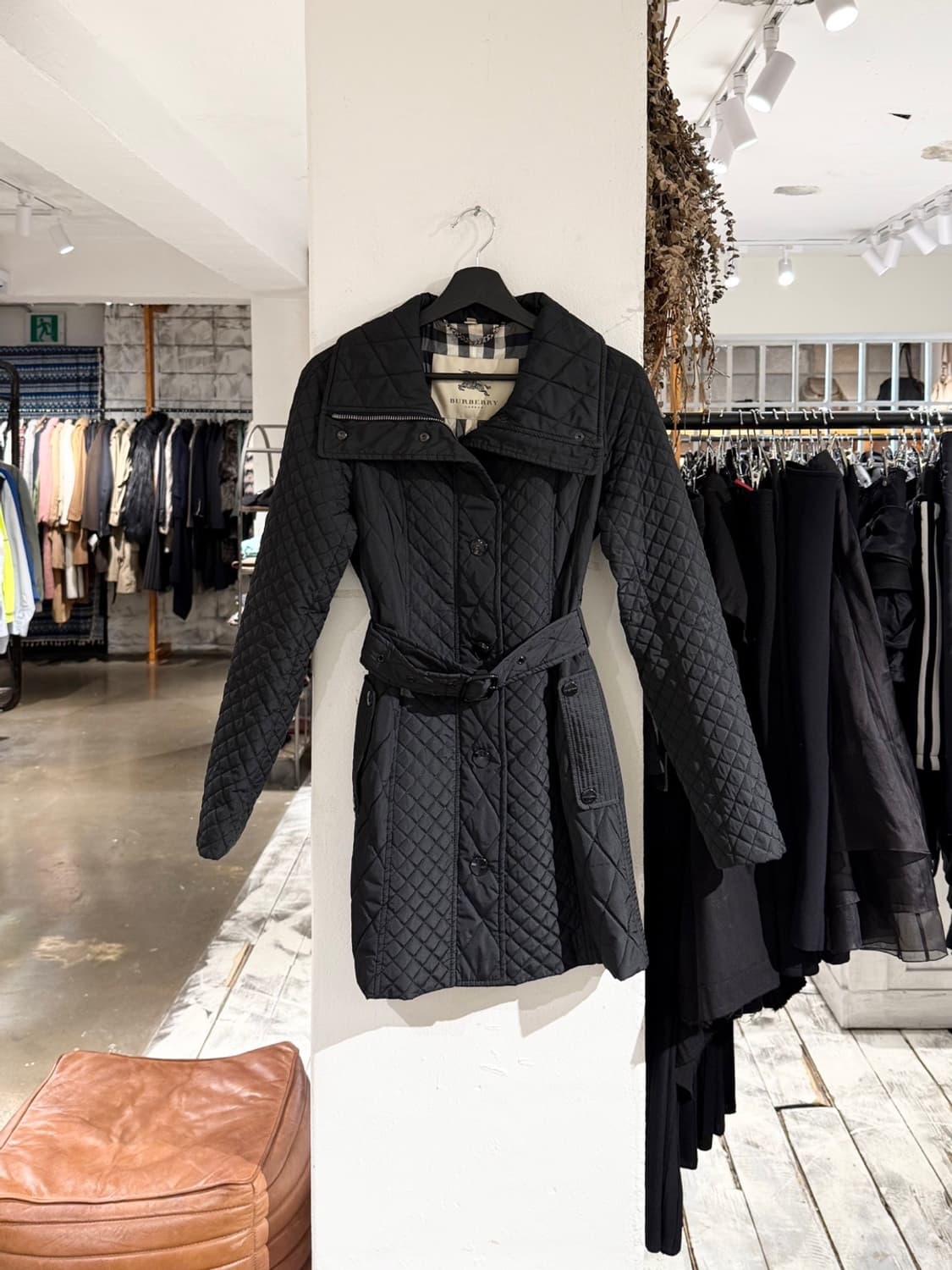 버버리 블랙 벨티드 퀼팅 코트 상품이미지1
