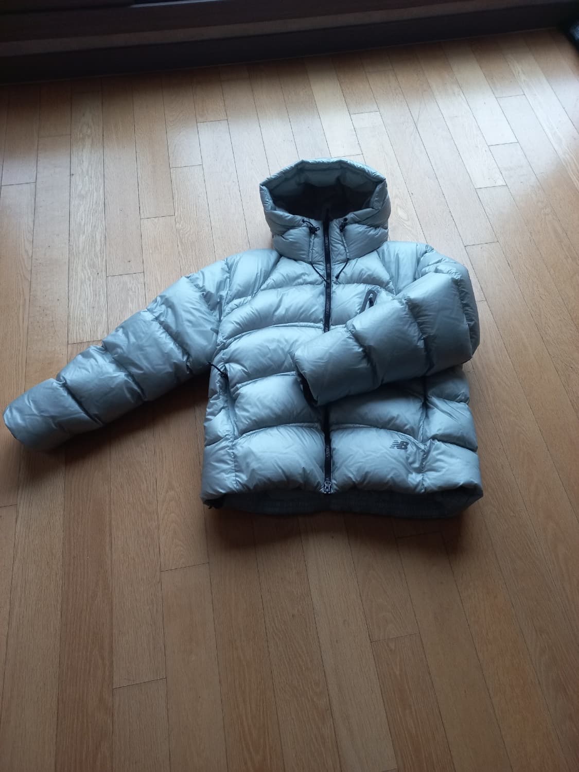 뉴발란스 77 헤비 구스다운 패딩 팔아요 라이트그레이 라지  상품이미지2