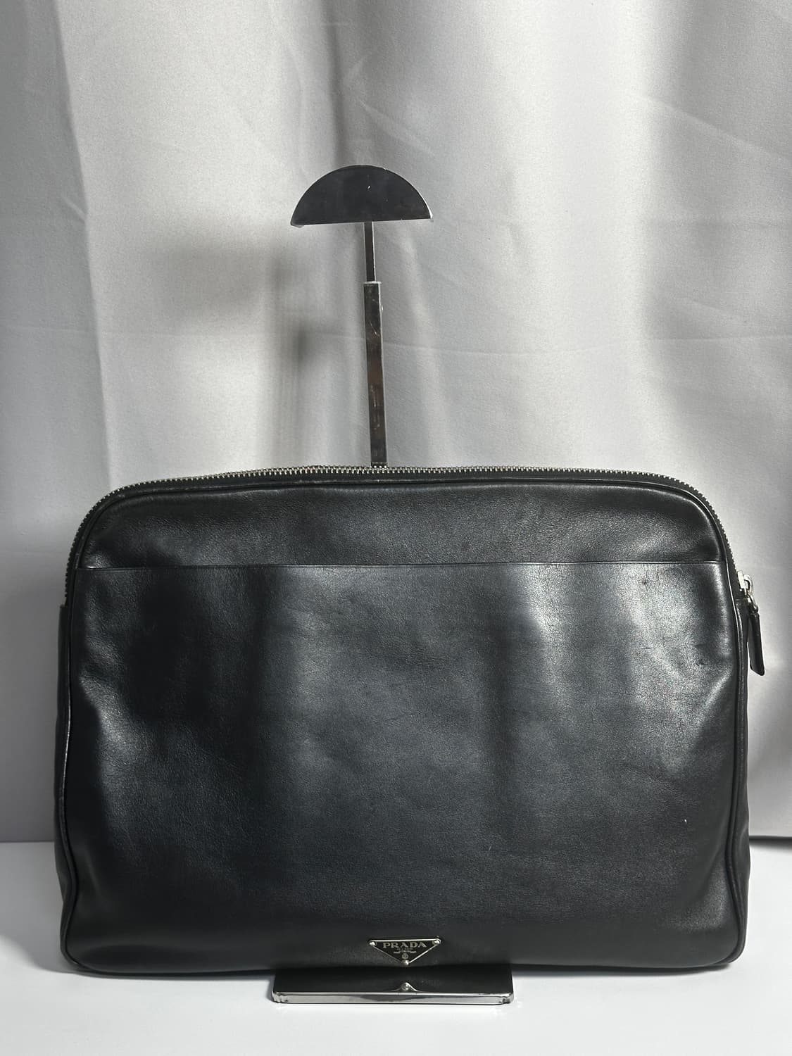 프라다 블랙 카프스킨 슬라이드 핸들 브리프케이스 상품이미지8