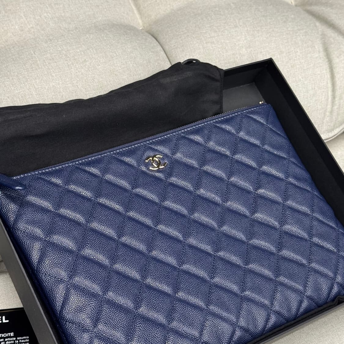 풀구성 샤넬 클래식 캐비어 뉴미듐 클러치 금장 네이비 상품이미지3