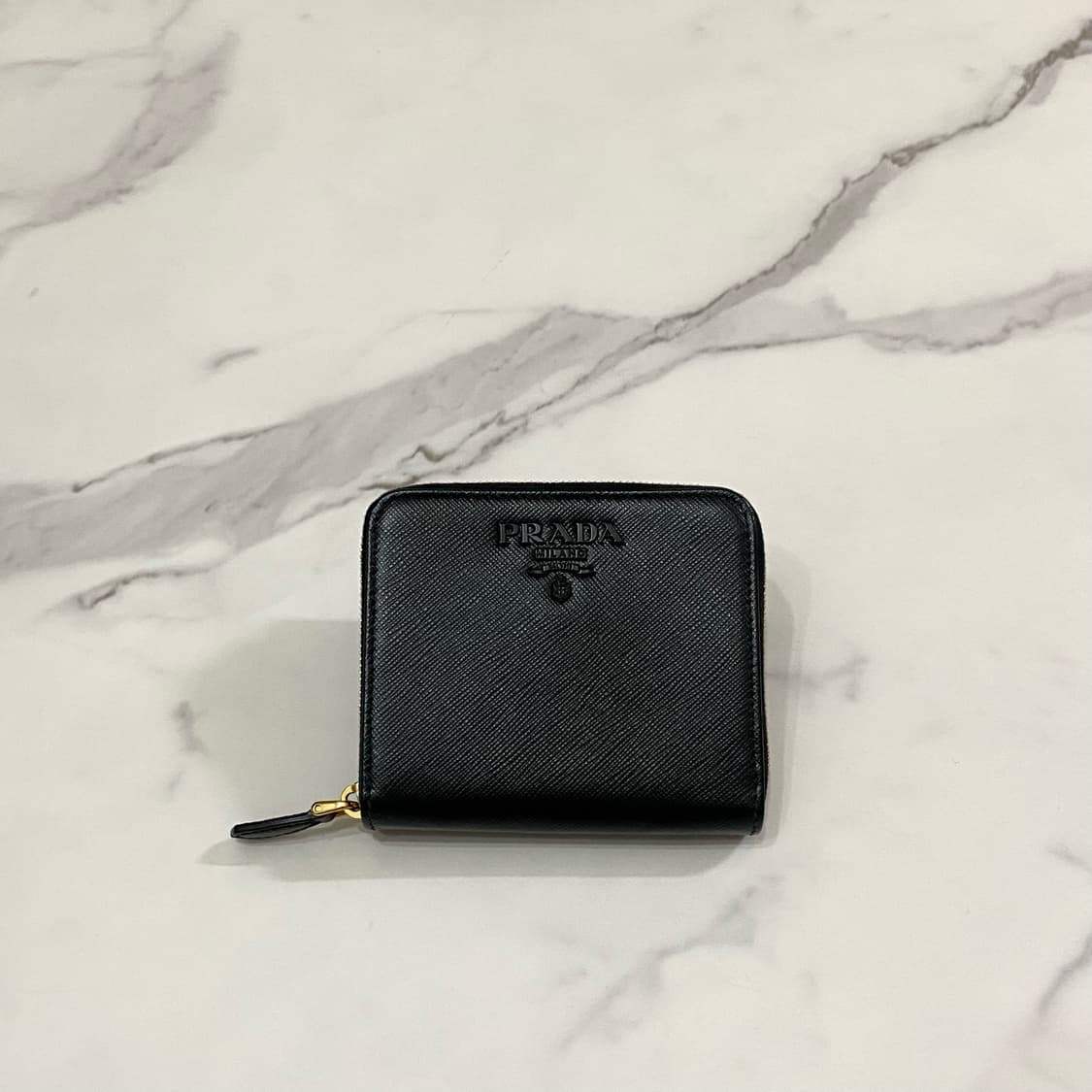 프라다 사피아노 블랙 로고 지퍼 반지갑 정품 상품이미지1