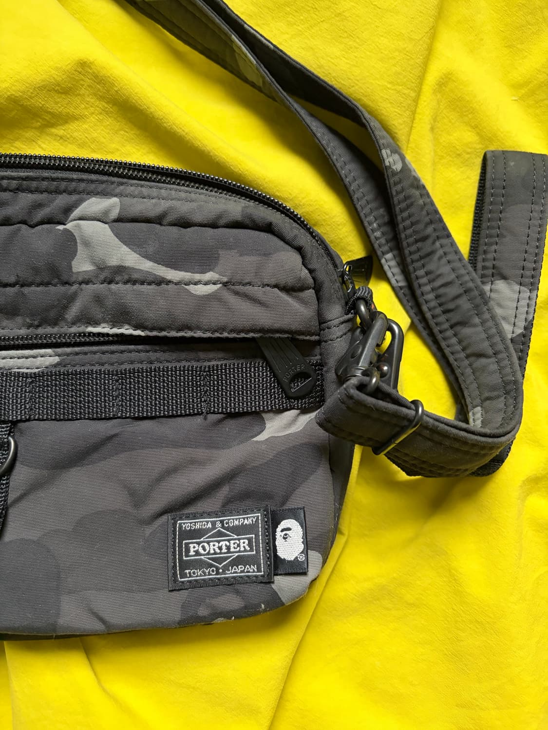 포터 x 베이프 컬러 카모 숄더백 블랙 상품이미지4