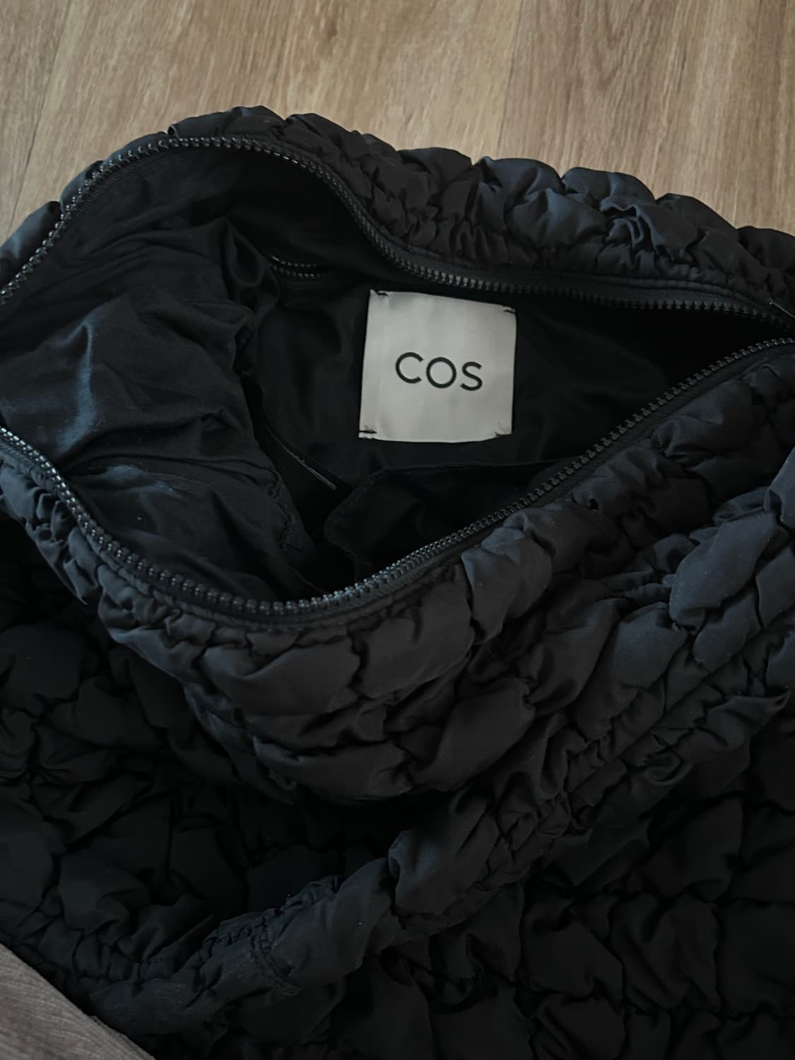 코스 퀄티드 오버사이즈 크로스백 상품이미지2