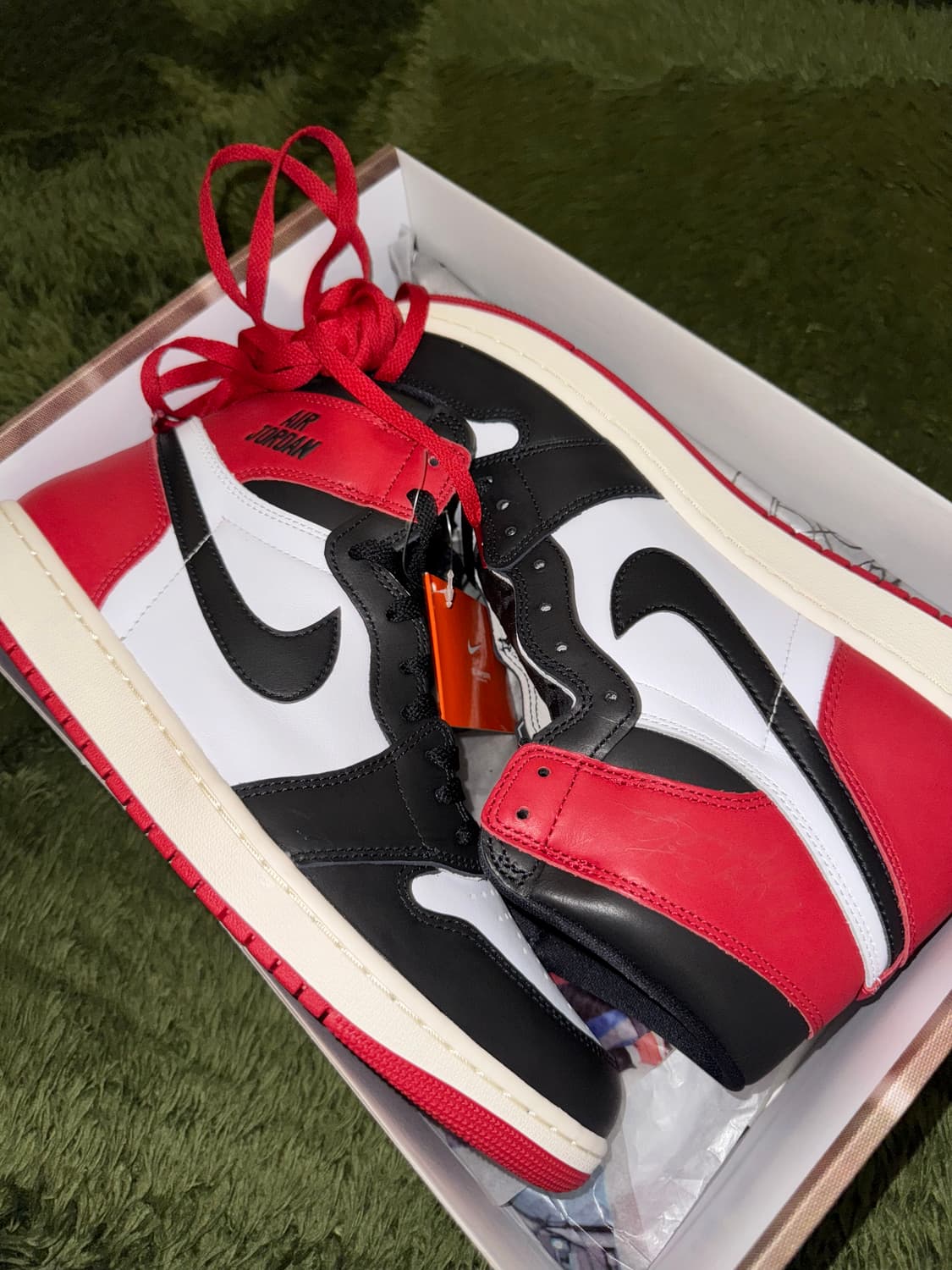 [300] 조던 1 레트로 하이 OG 블랙토 상품이미지8