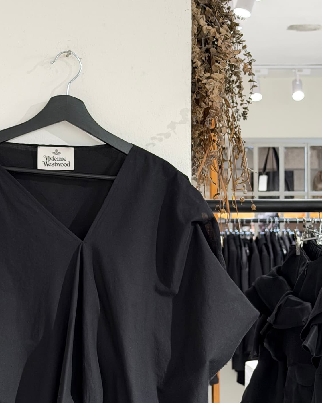 비비안웨스트우드 블랙 브이넥 언발란스 드레이프 백리본 탑  상품이미지3