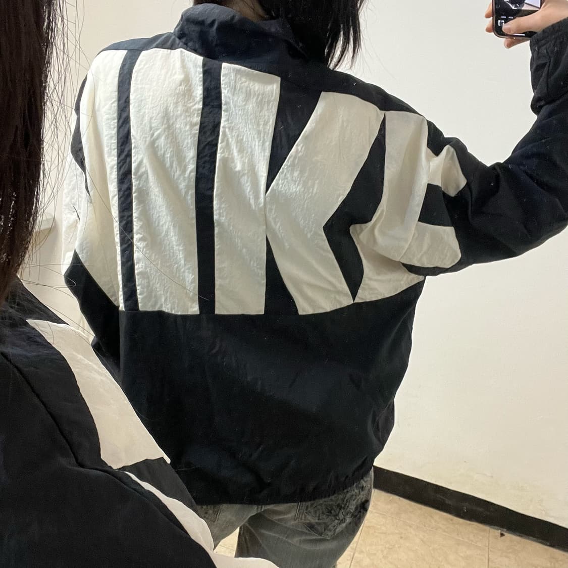 Nike black woven windbreaker 상품이미지3