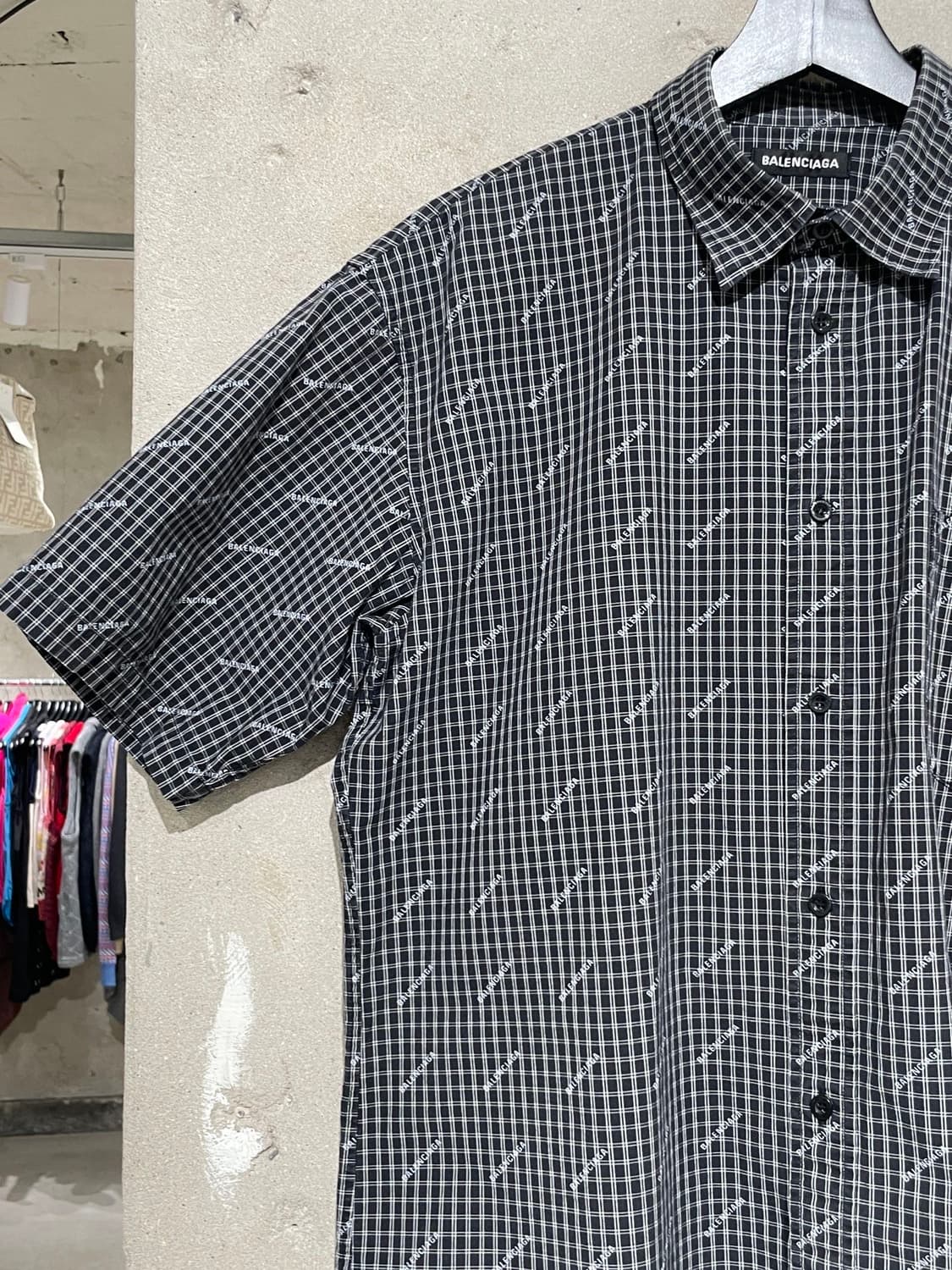 발렌시아가 블랙 로고 싱글 포켓 체크 하프 셔츠 상품이미지2