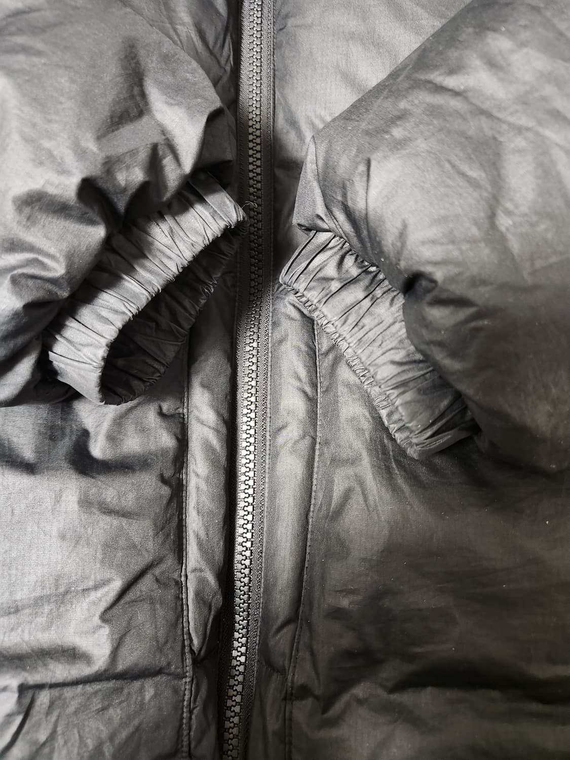 아디다스 푸퍼 덕다운 자켓 블랙 색상입니다. 사이즈는 105(XL)이고, 상품이미지10