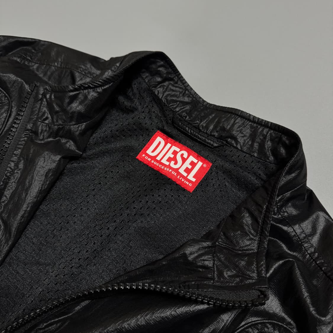 (A+)디젤(DIESEL) 24ss 블랙컬러 폴리에스터 패널 쇼트 자켓 상품이미지3