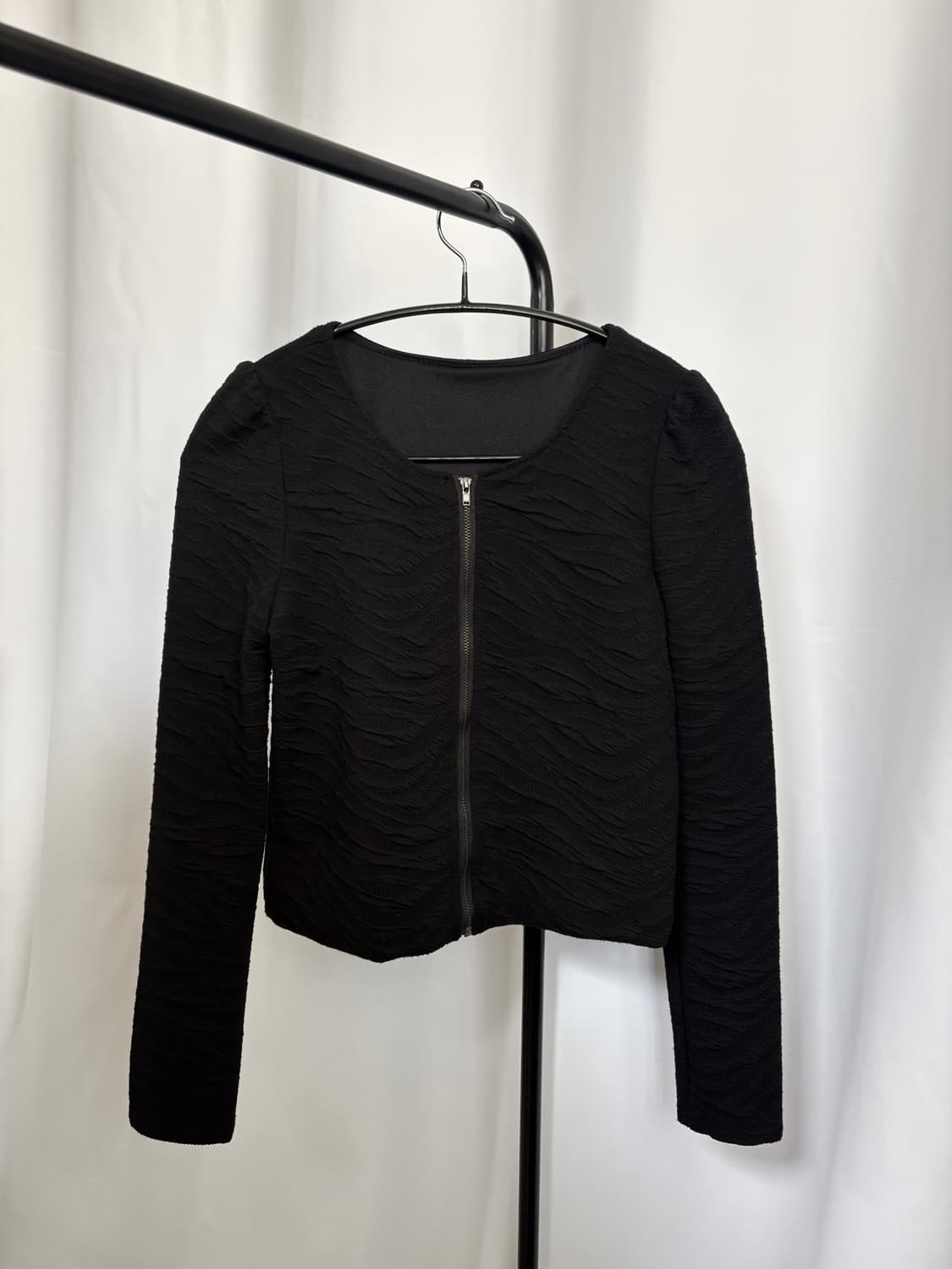 크롭 엠보 집업 상품이미지1