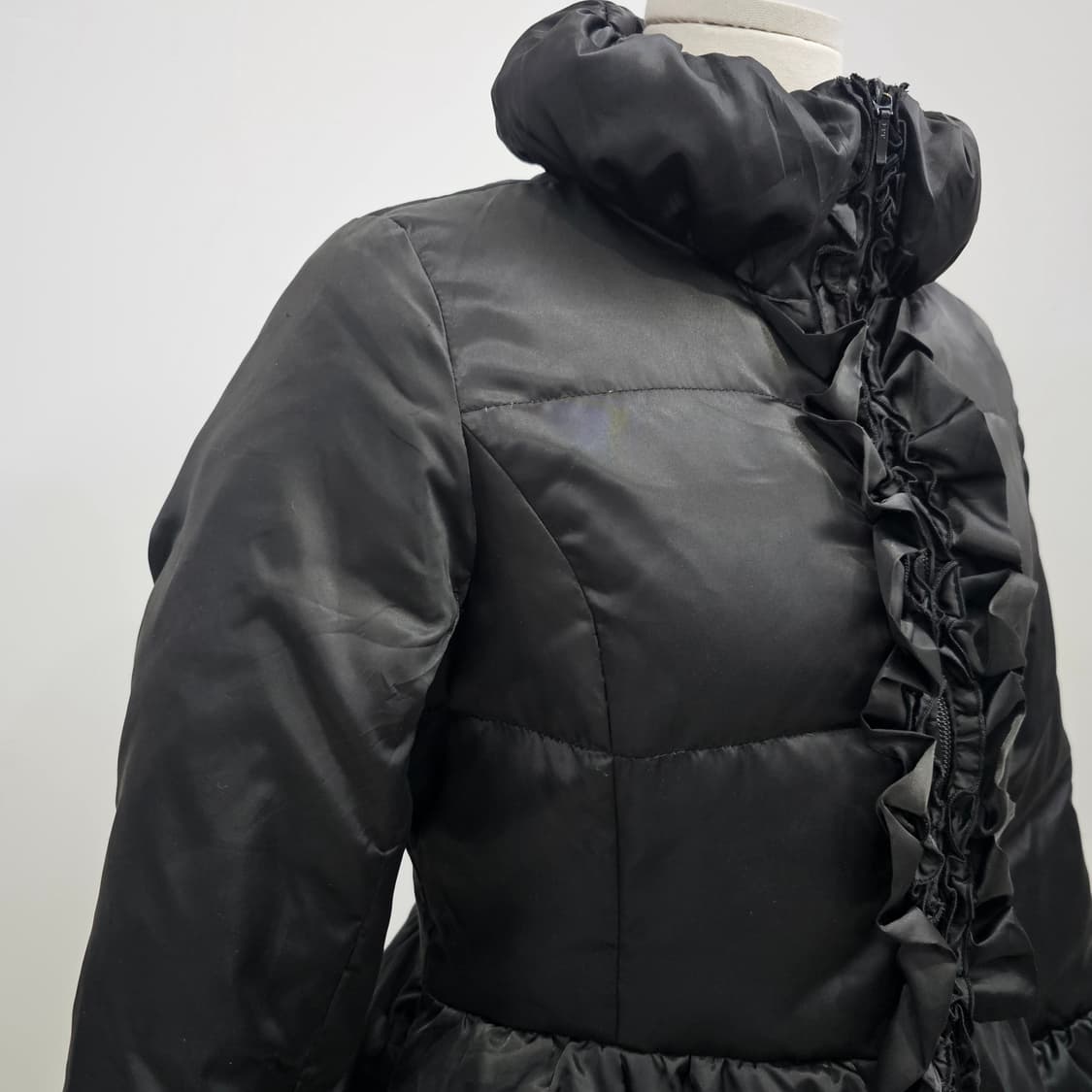 프릴 다운 블랙 여성 패딩 코트 상품이미지6