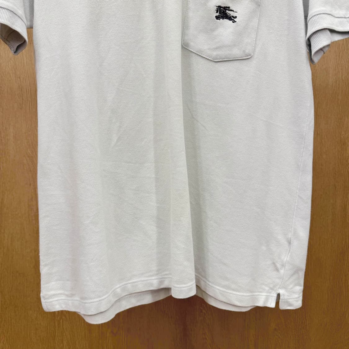 버버리 버버리스 반팔 카라티 포켓 로고 자수 디테일 연하늘 상품이미지5