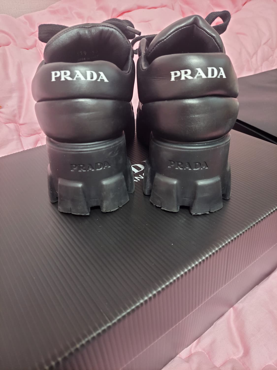 정품)급처3번신고명품세탁완료!프라다 삼각로고 나파 패딩 가죽스니커즈운동화 상품이미지7