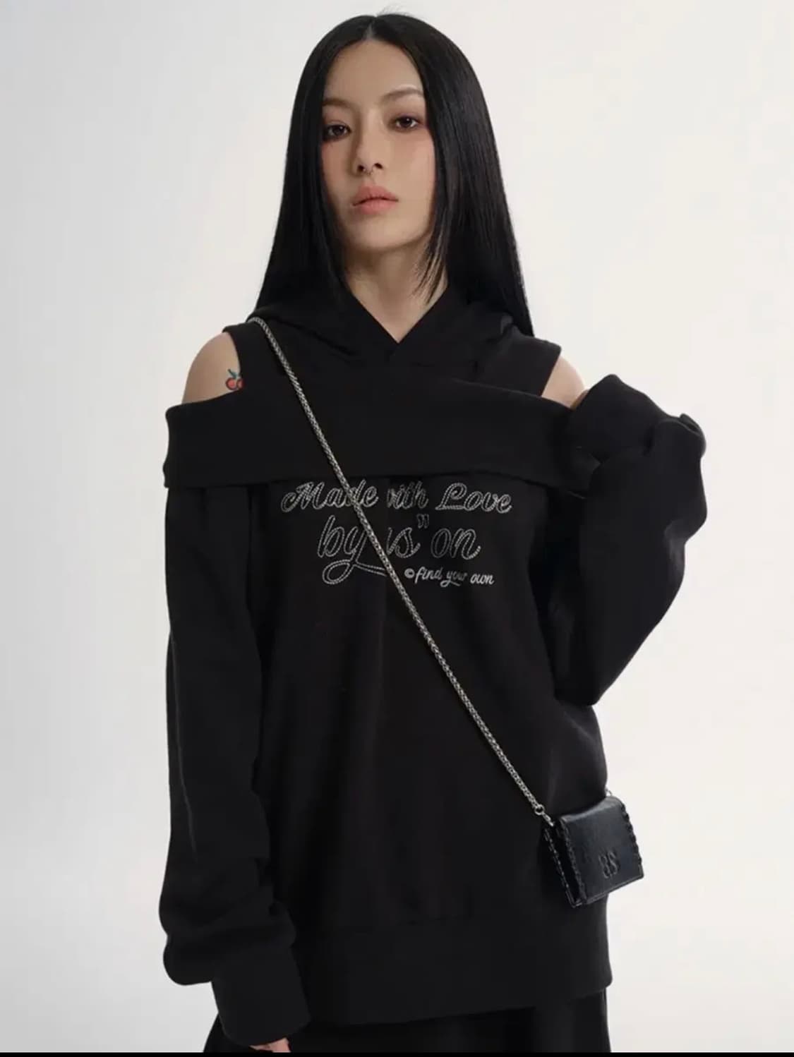 애즈온 키코 오프숄더 후드티 블랙 상품이미지1