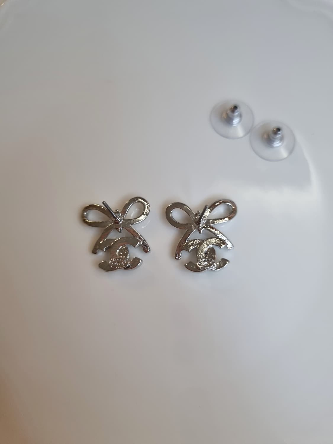 샤넬 업사이클링 은장 리본 귀걸이 상품이미지5