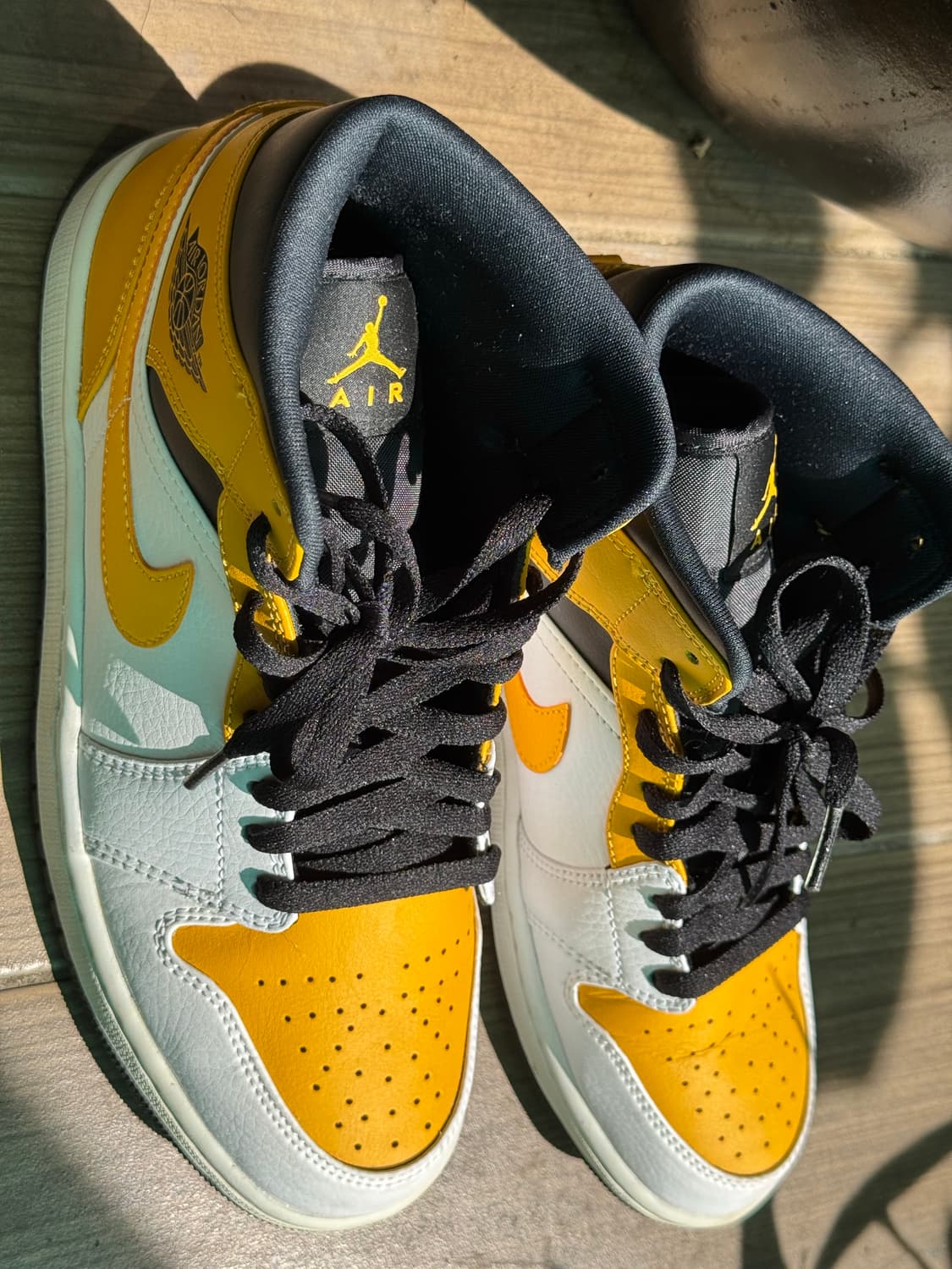 Jordan 1 Mid White University Gold 상품이미지1
