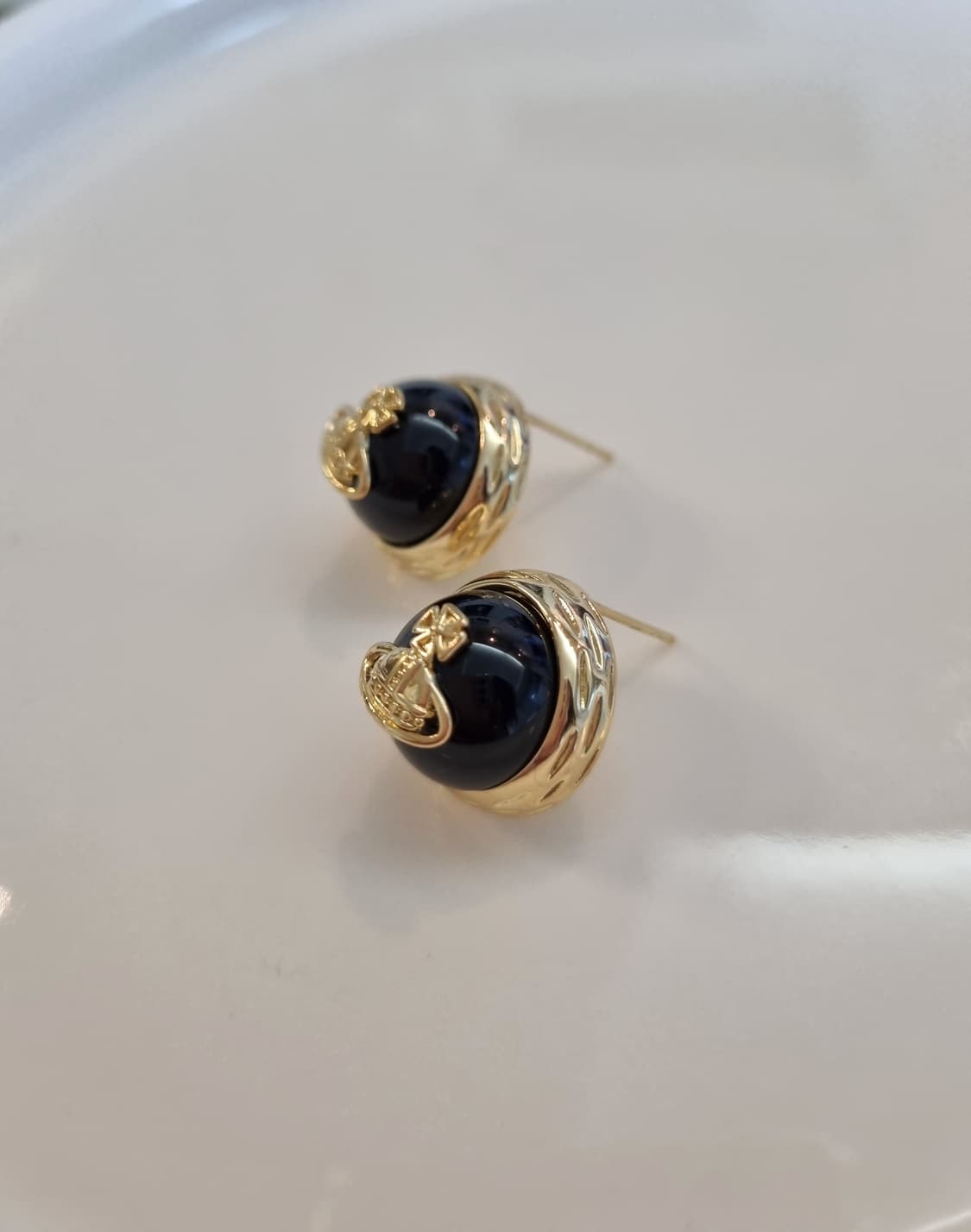 비비안웨스트우드 업사이클링 블랙 엔틱 단추 귀걸이 상품이미지3