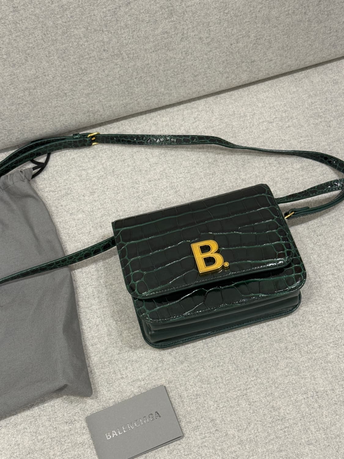 발렌시아가 악어무늬 크로스백 상품이미지2