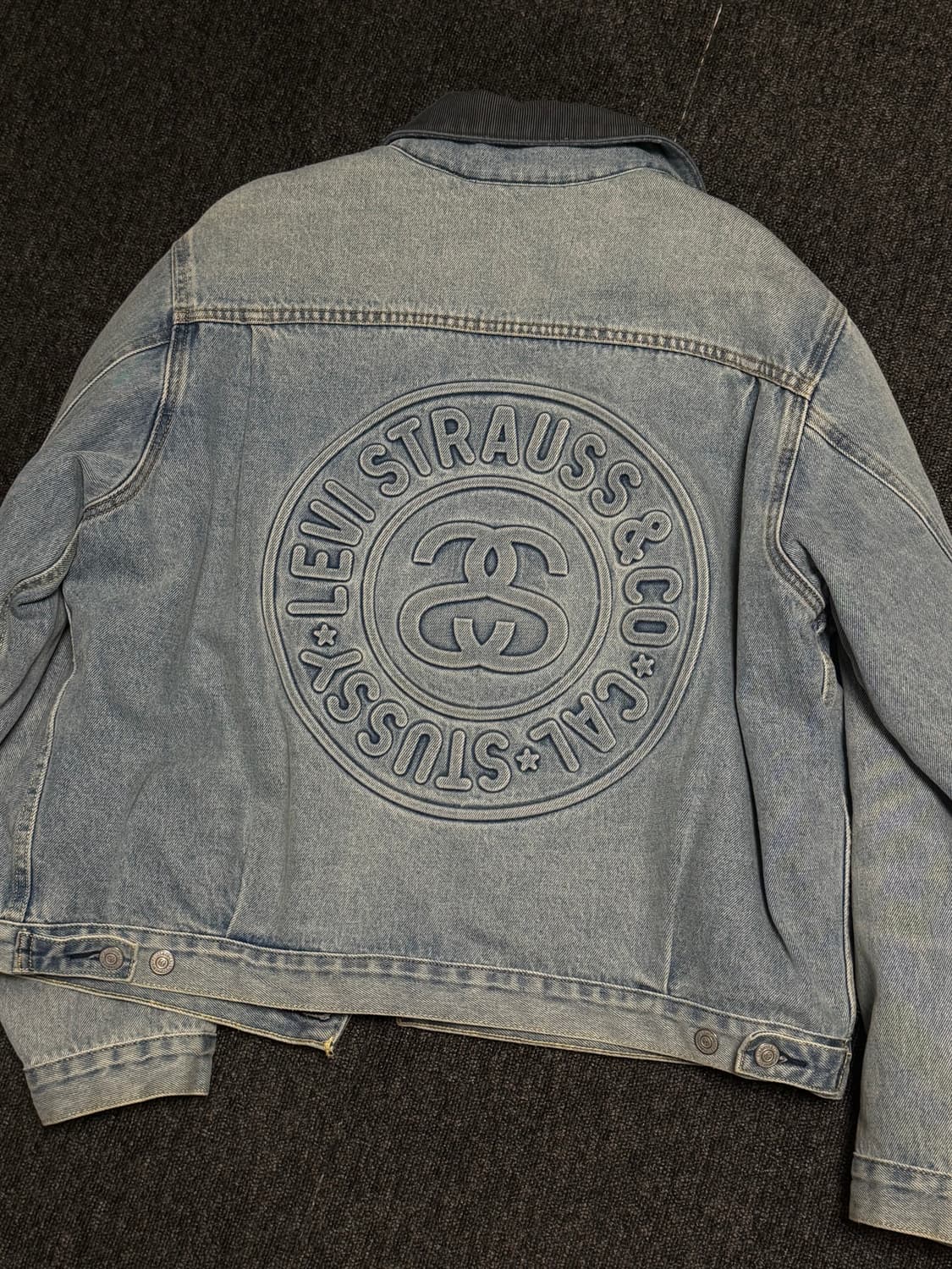 [L] 스투시 x 리바이스 엠보스드 트러커 자켓 인디고 상품이미지1