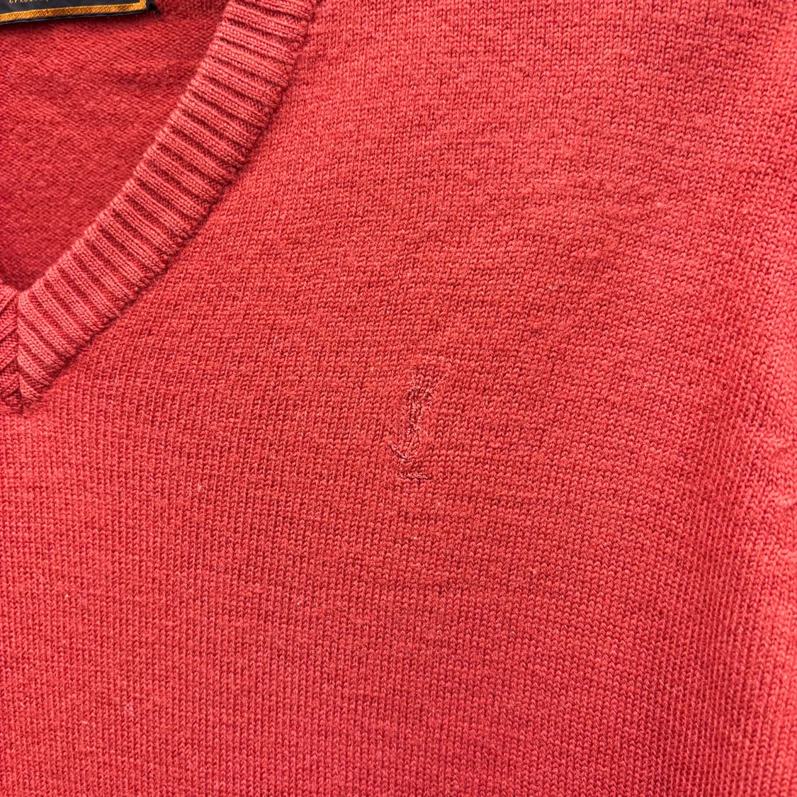 입생로랑 브이넥 긴팔 니트 미니멀 로고 자수 리브 짜임 디테일 레드 상품이미지6